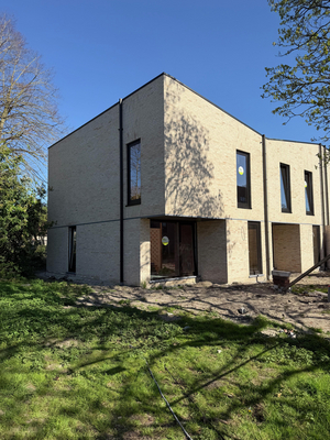 Voorgevel van nieuwbouw woning te Brugge (Assebroek) by Transparant Projects